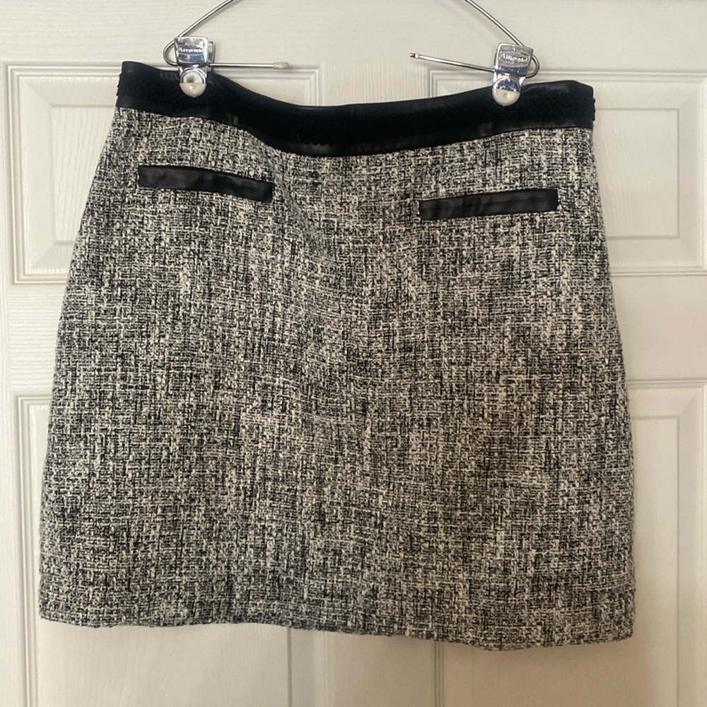 Tweed skirt worn once looks new